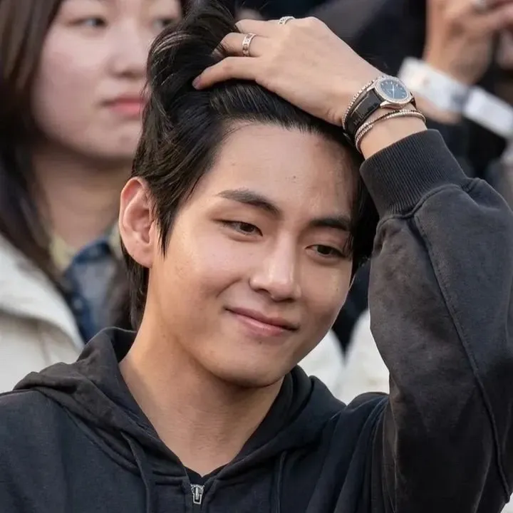 뷔 (방탄소년단)의 최신 사진