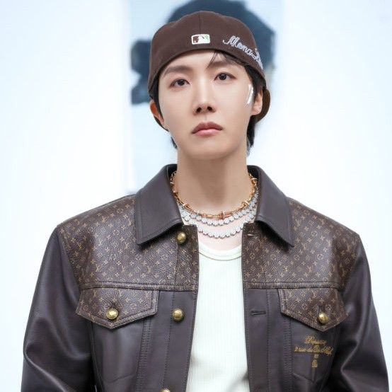 Foto terbaru j-hope (BTS)