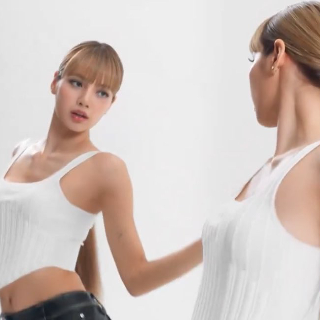 Foto aktivitas terbaru Lisa (BLACKPINK)