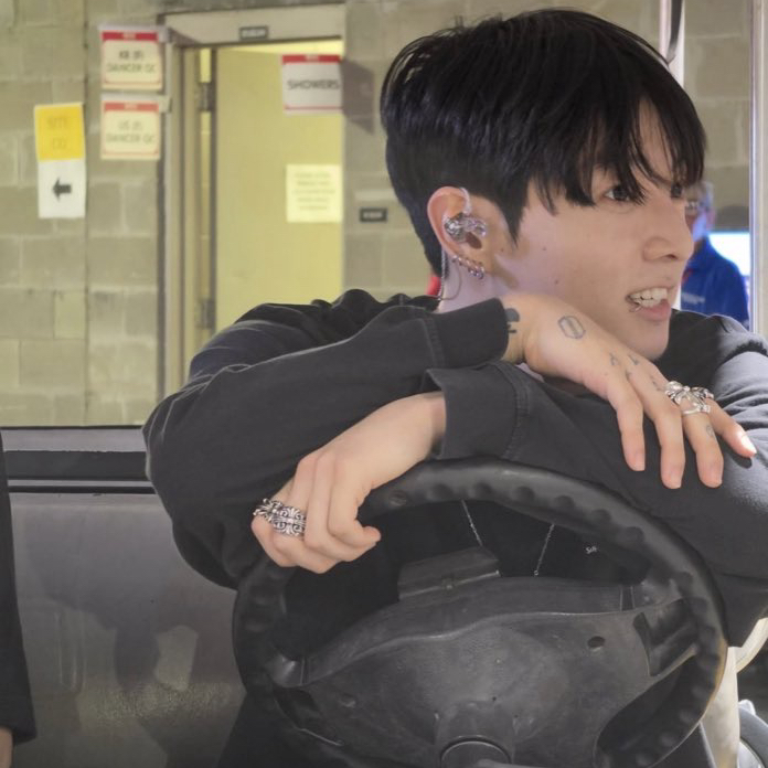 Foto aktivitas terbaru Jungkook (BTS)