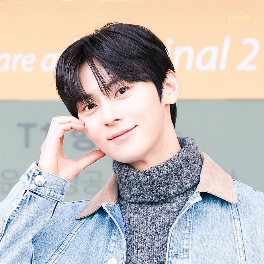 A moment captured by Hwang Minhyun's fan