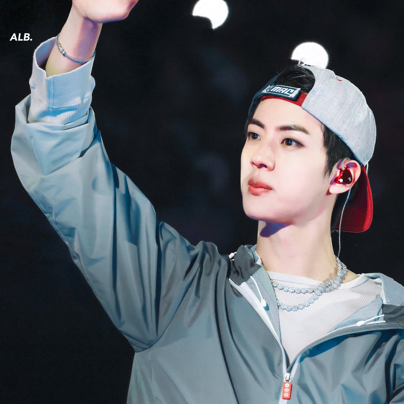 Foto aktivitas terbaru Jin (BTS)