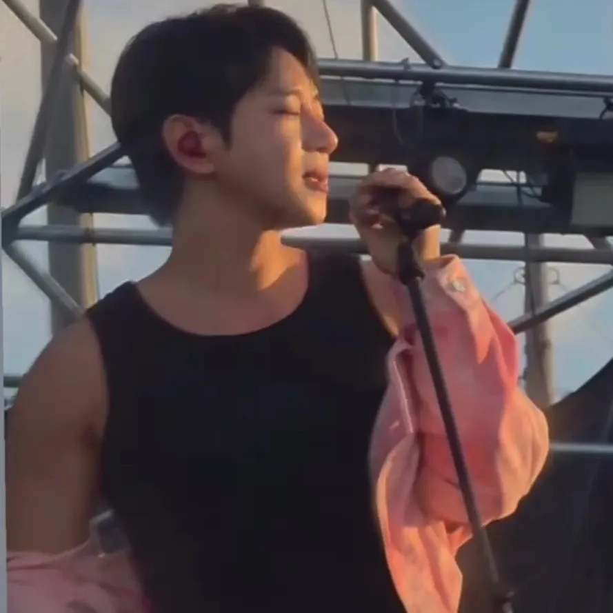 Latest photo of Hwang Chiyeol