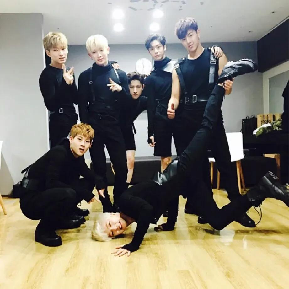 Foto aktivitas terbaru MONSTA X