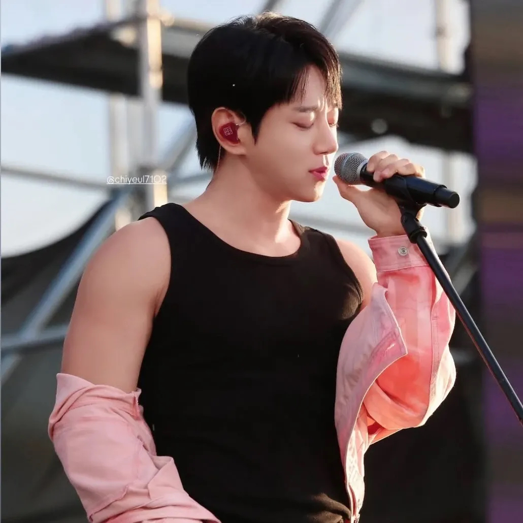 Recent activity shot of Hwang Chiyeol