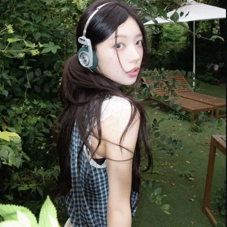Behind-the-scenes cut of Moka (ILLIT)