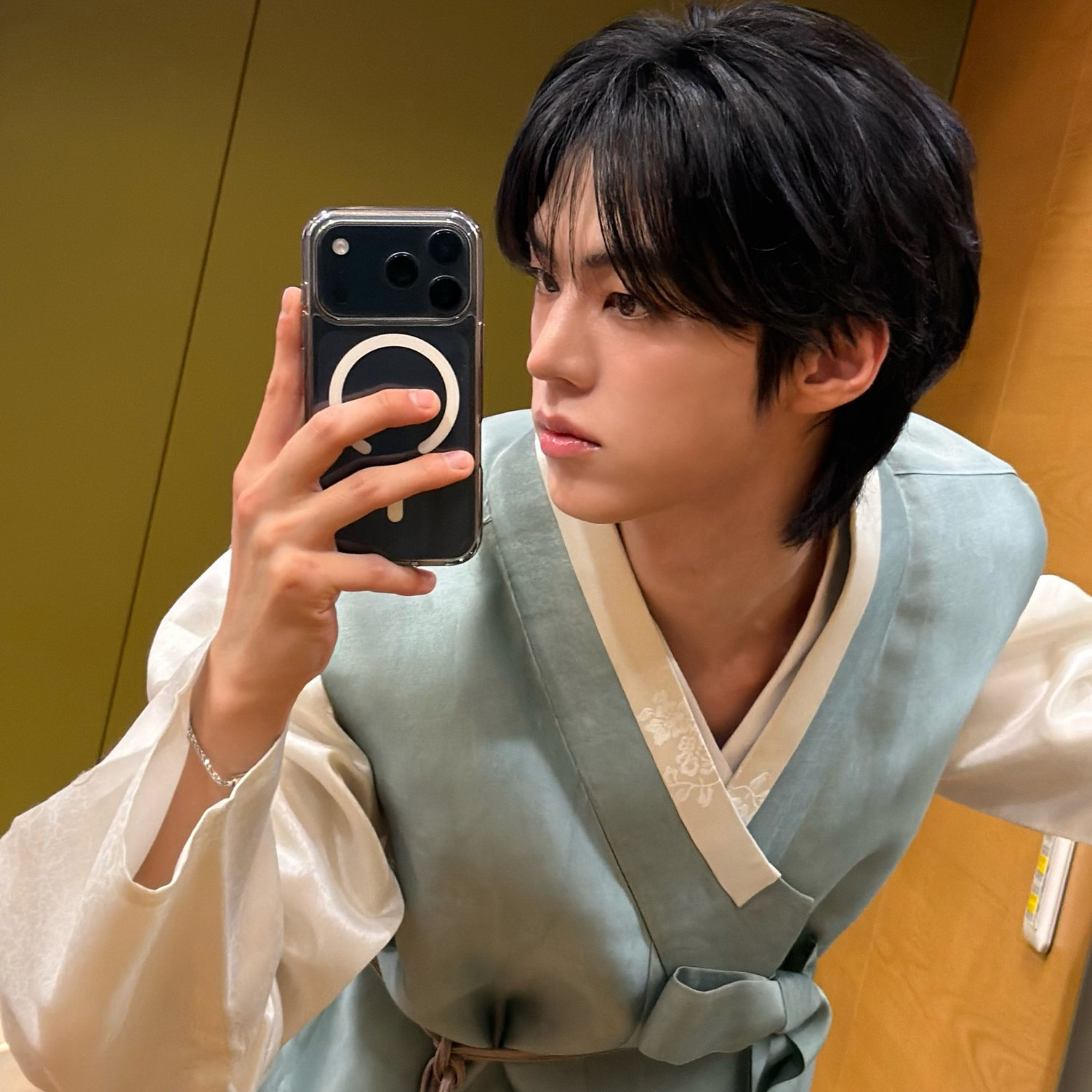 Behind-the-scenes cut of TWS