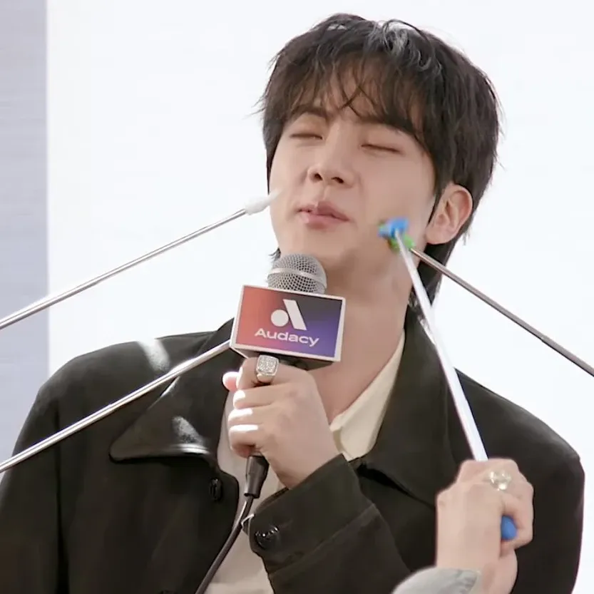 진 (방탄소년단) 최근 활동샷