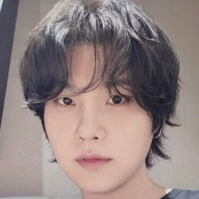 Foto aktivitas terbaru SUGA (BTS)