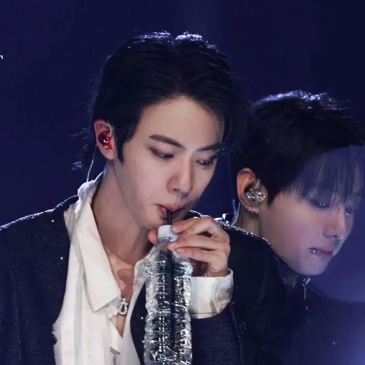 Foto aktivitas terbaru Jin (BTS)