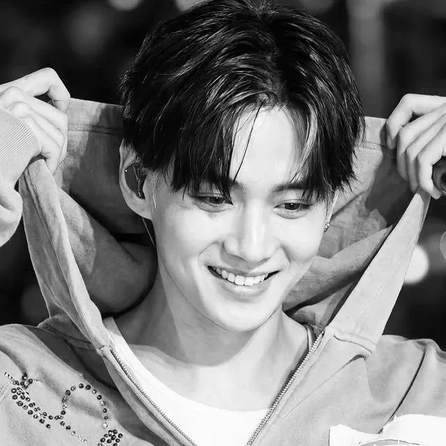 Behind-the-scenes cut of V (BTS)
