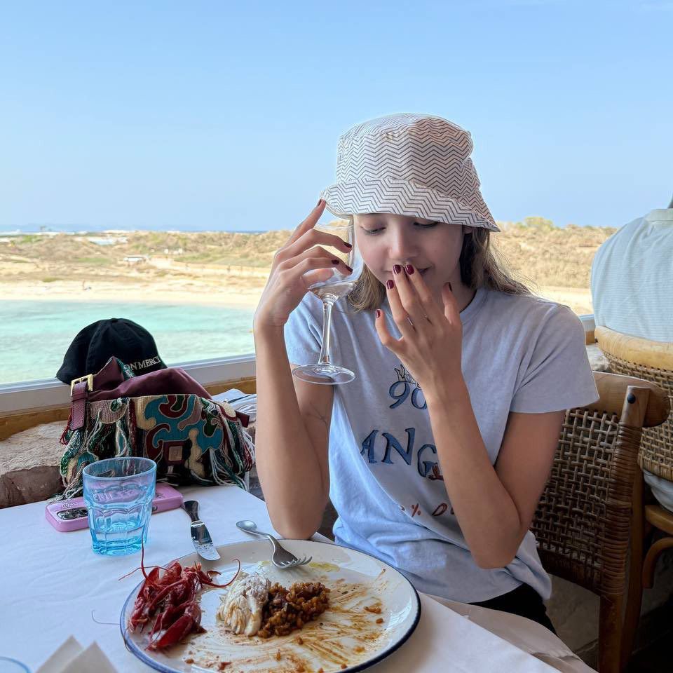 Lisa (BLACKPINK)的最新照片