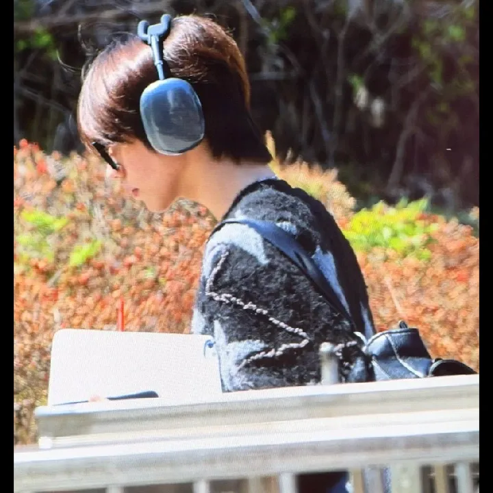 A moment captured by JL (AHOF)'s fan