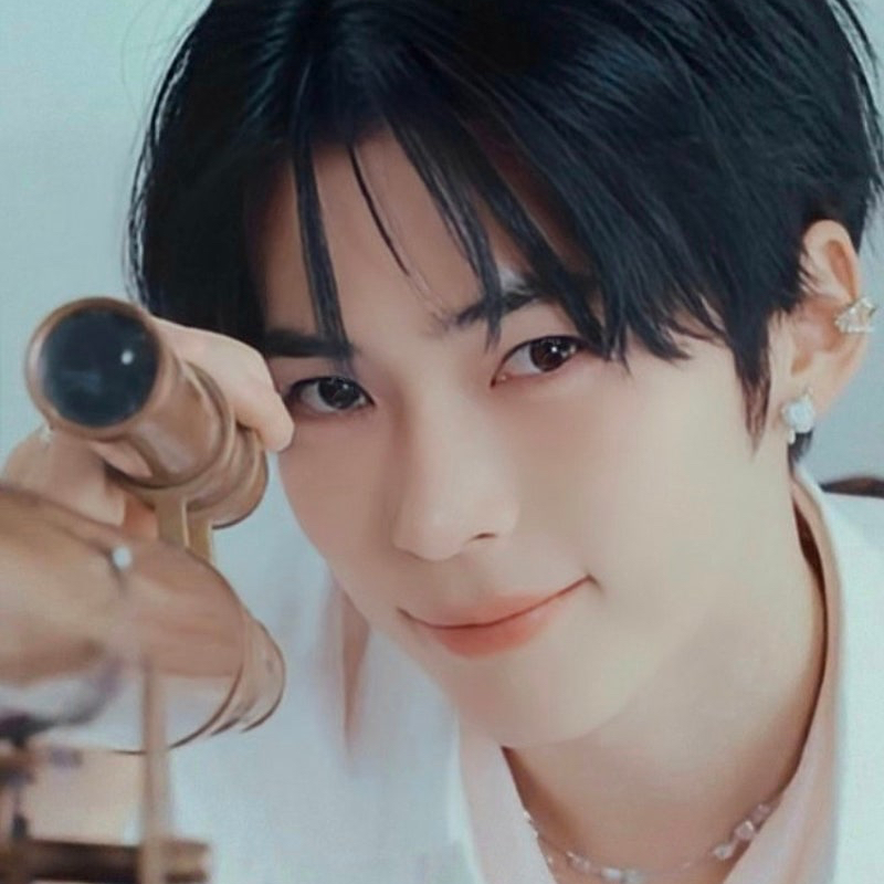 成韓彬 (ZEROBASEONE)的最新活動照片