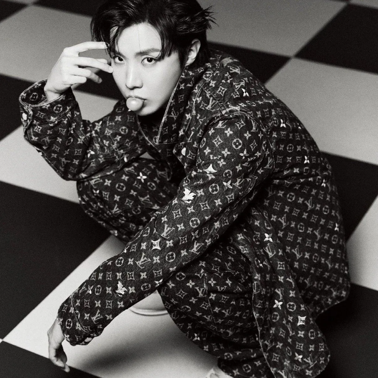 Foto aktivitas terbaru j-hope (BTS)