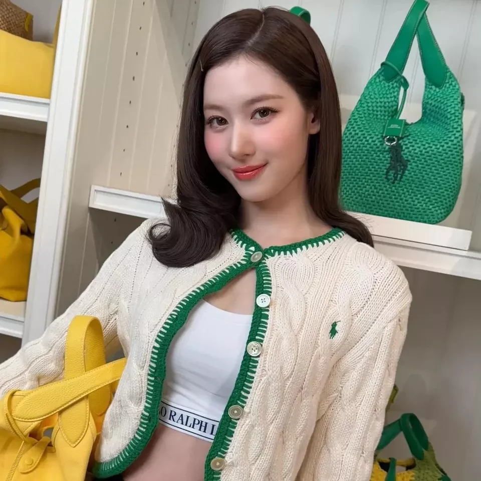 Momen yang diabadikan oleh penggemar Sana (TWICE)