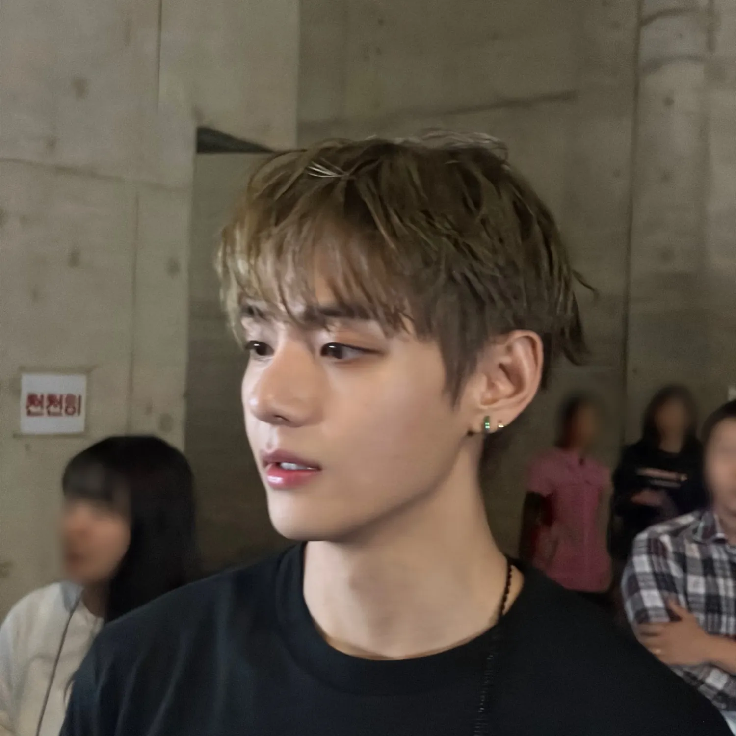 뷔 (방탄소년단)의 최신 사진