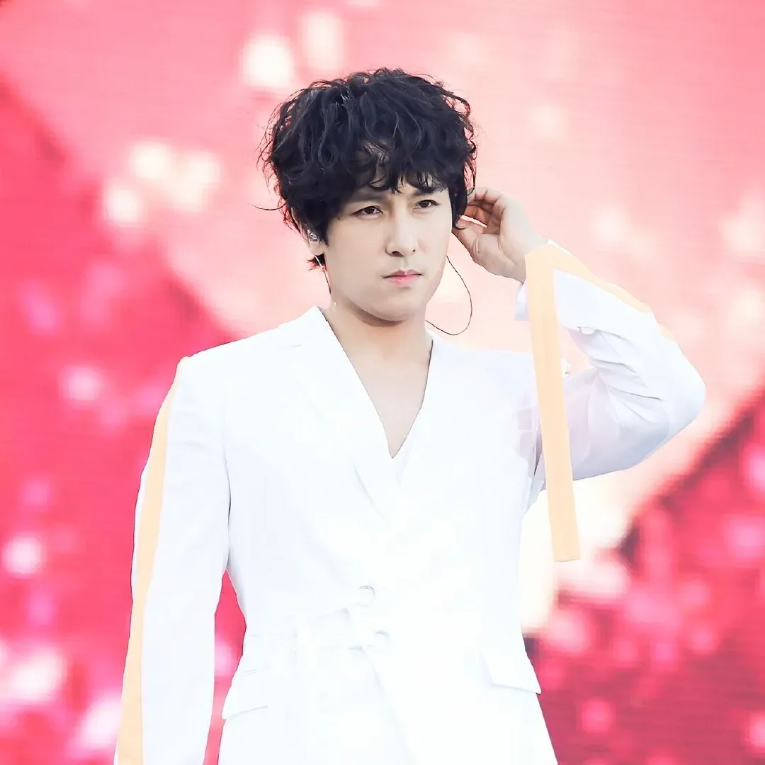 A moment captured by Kim Dongwan (SHINHWA)'s fan