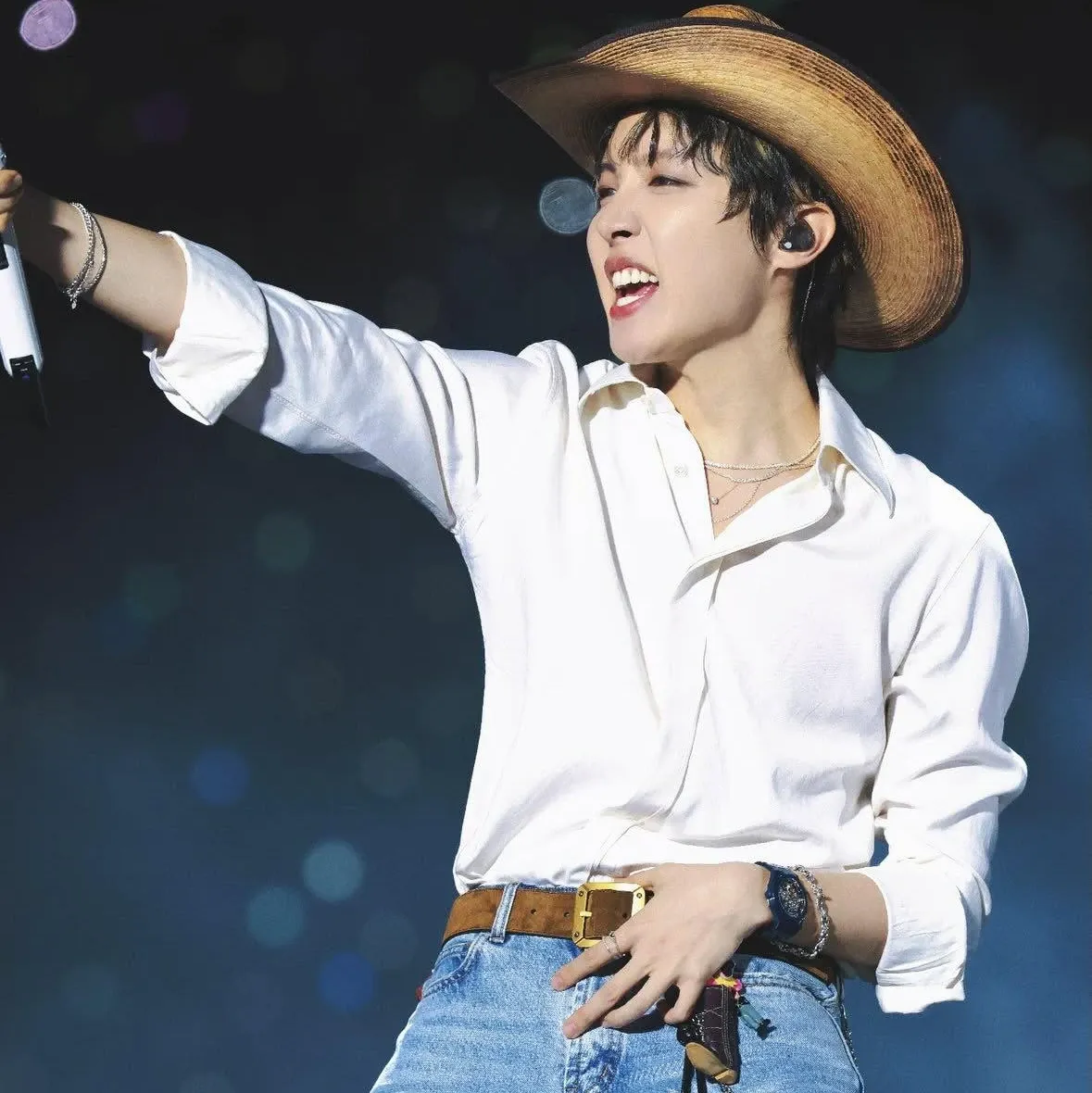 Foto terbaru j-hope (BTS)