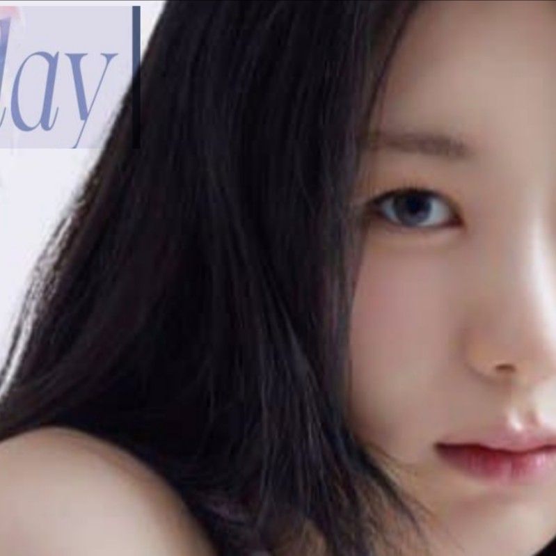 A moment captured by Lee Chaeyeon's fan