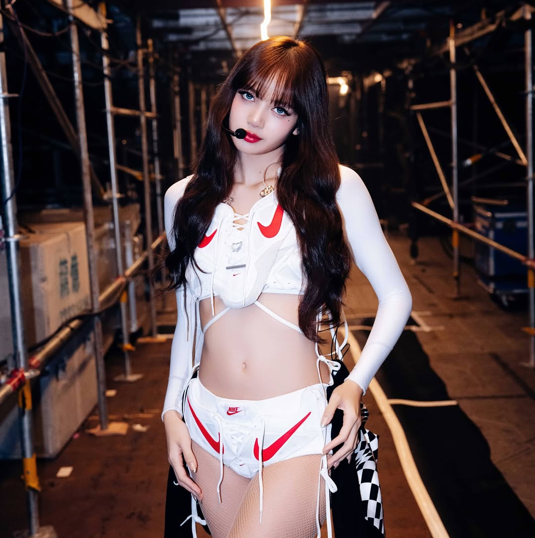 Behind-the-scenes cut of Lisa (BLACKPINK)