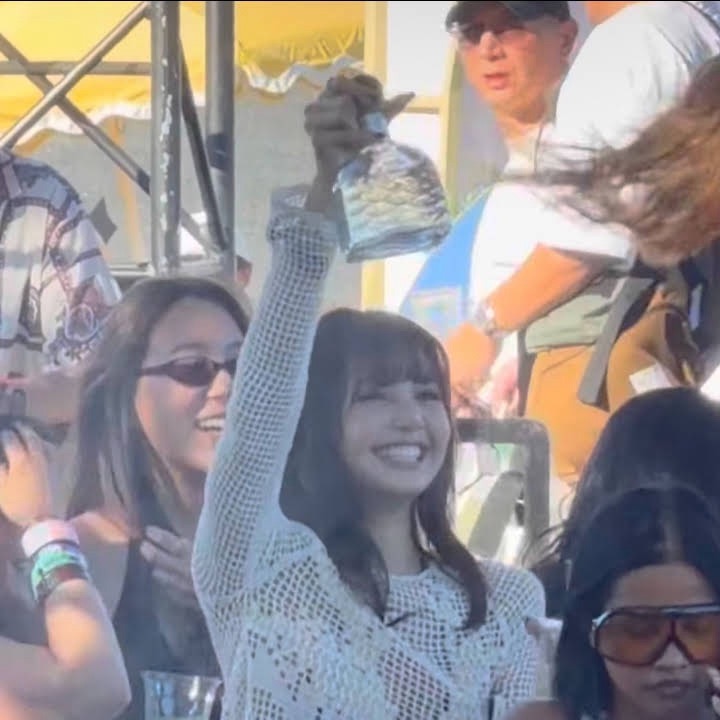 Foto aktivitas terbaru Lisa (BLACKPINK)