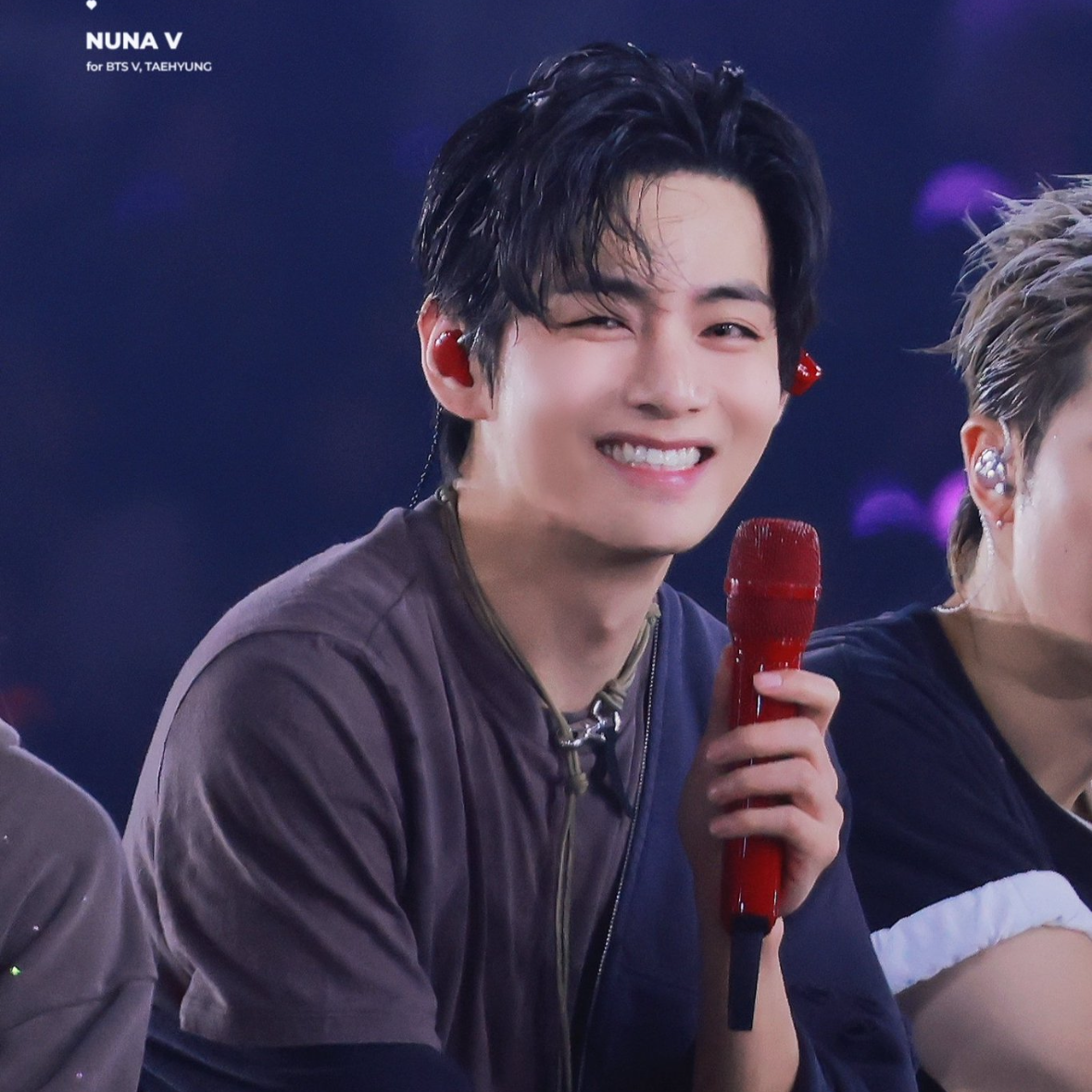 Behind-the-scenes cut of V (BTS)