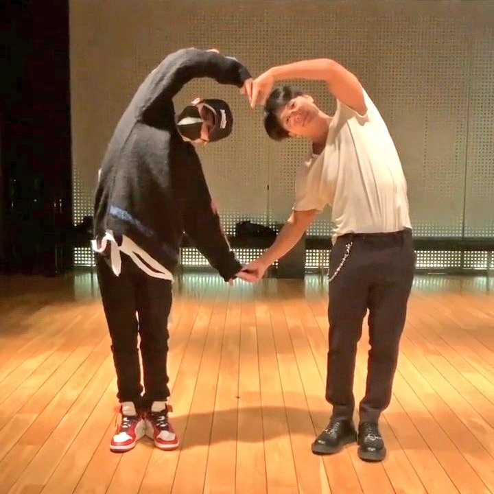 Behind-the-scenes cut of SECHSKIES