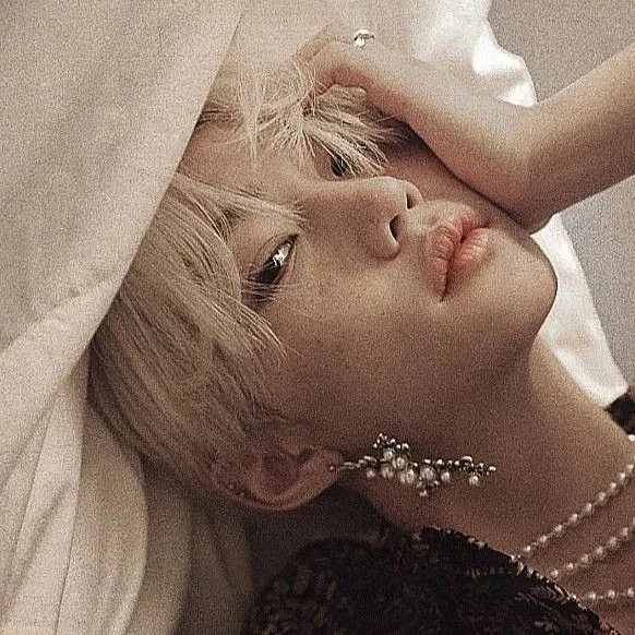 Latest photo of Felix (Stray Kids)