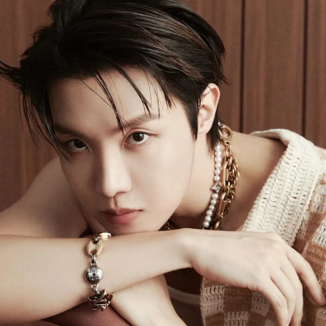 Foto aktivitas terbaru j-hope (BTS)