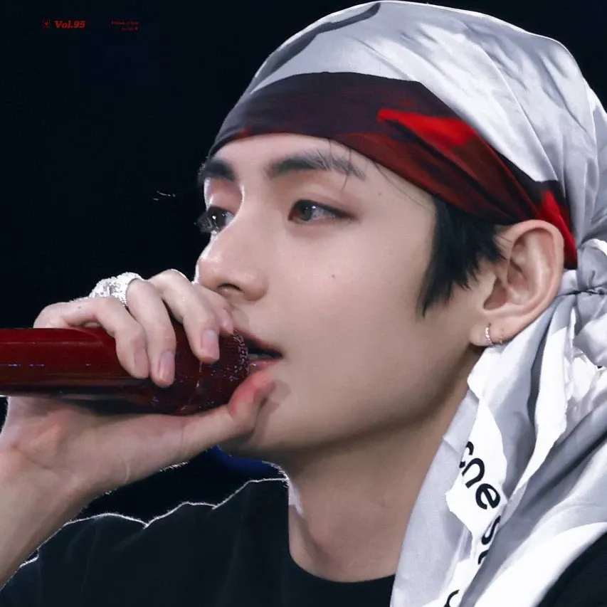 뷔 (방탄소년단) 최근 활동샷