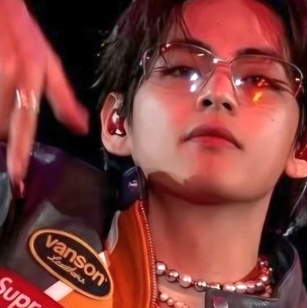 뷔 (방탄소년단)의 최신 사진
