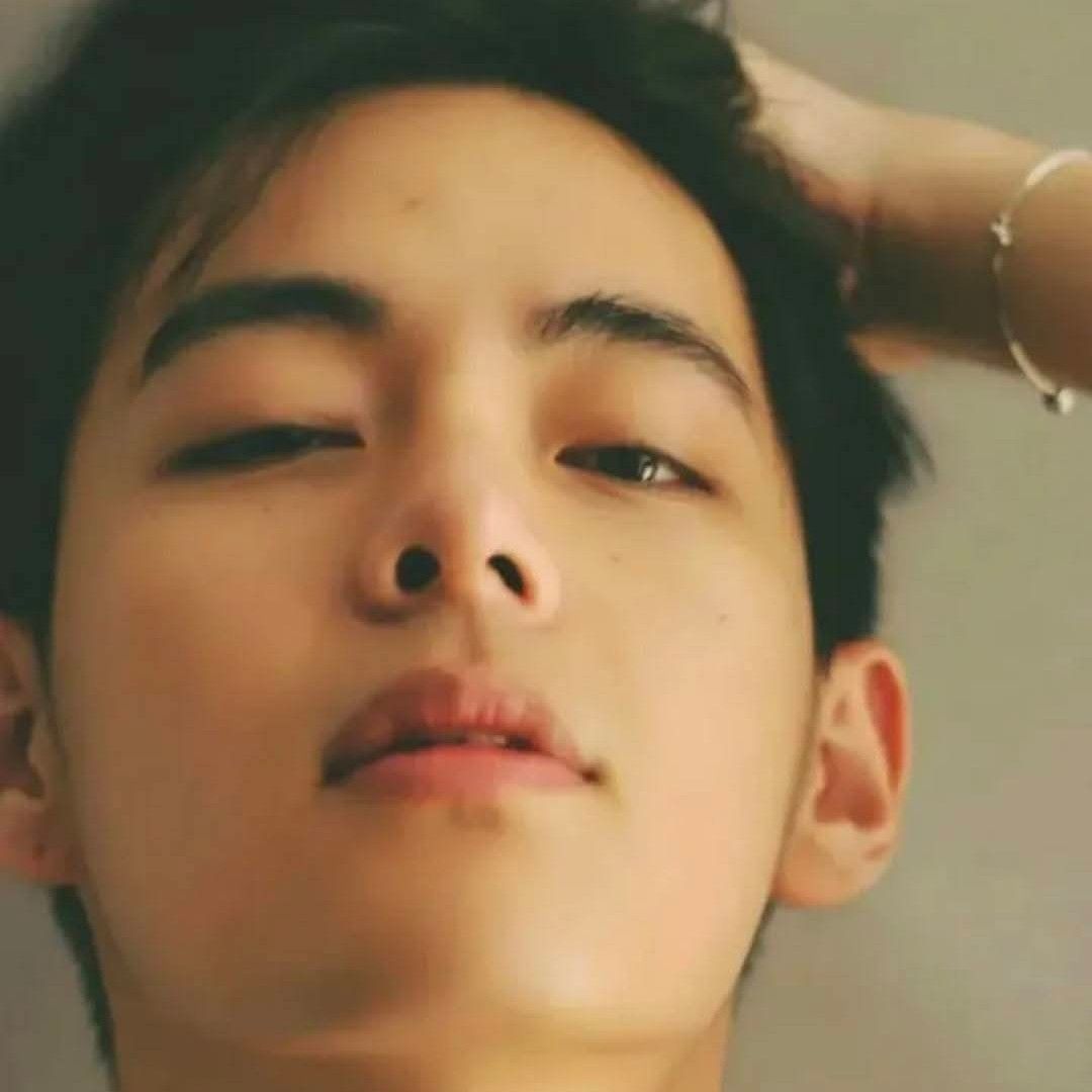 뷔 (방탄소년단)의 최신 사진