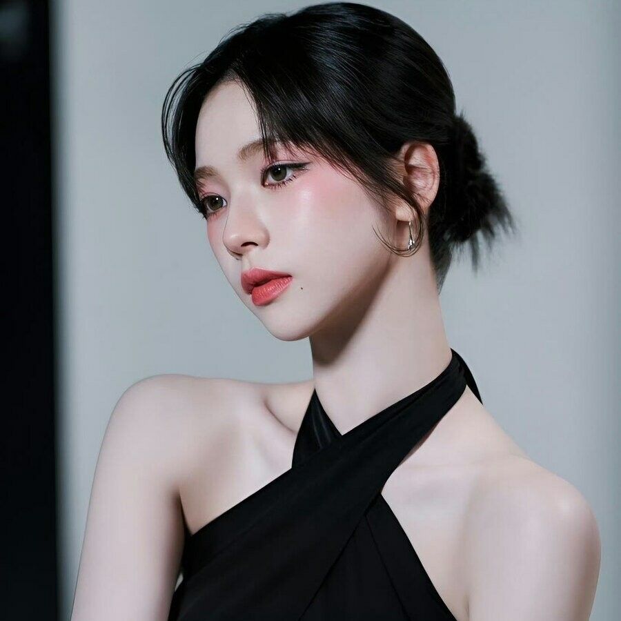 Recent activity shot of Karina (aespa)