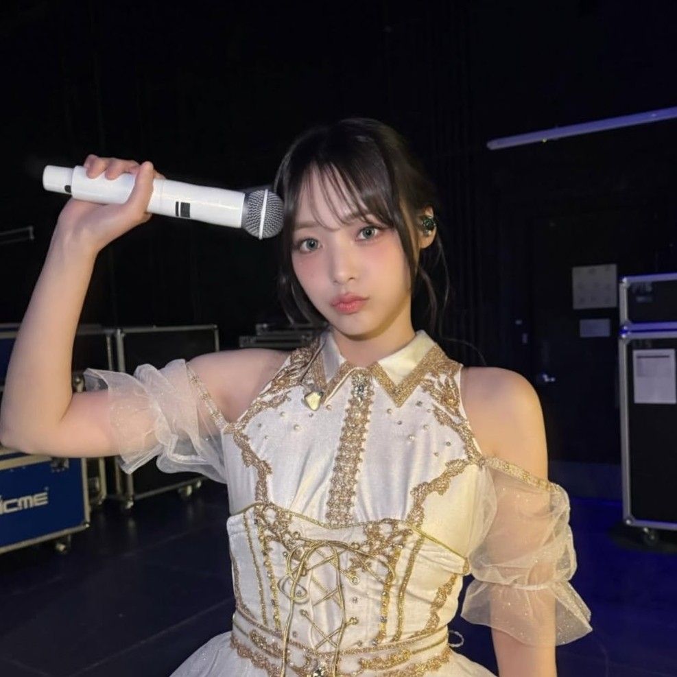 Recent activity shot of Siyeon (QWER)