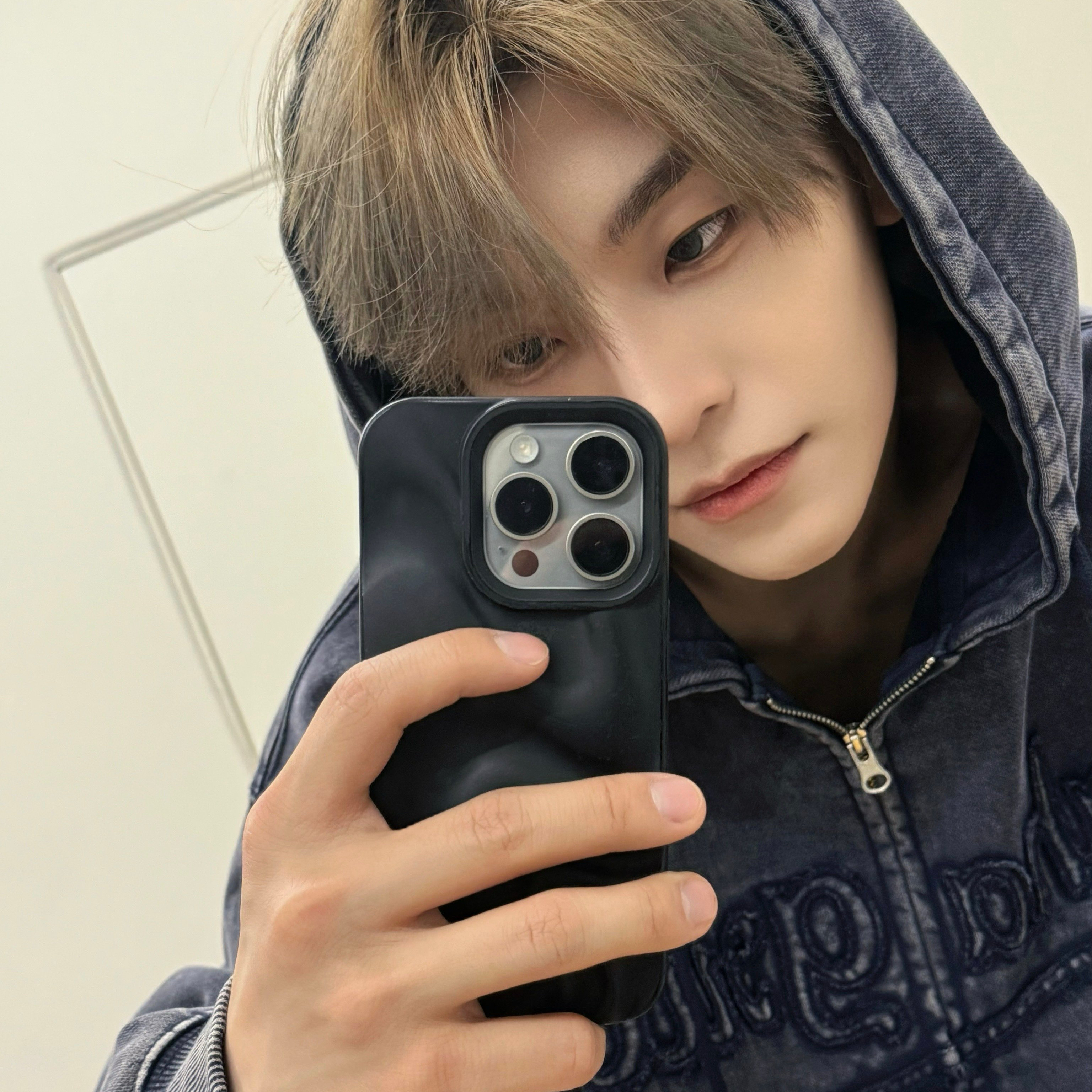 A moment captured by He Xinlong (ALPHA DRIVE ONE)'s fan