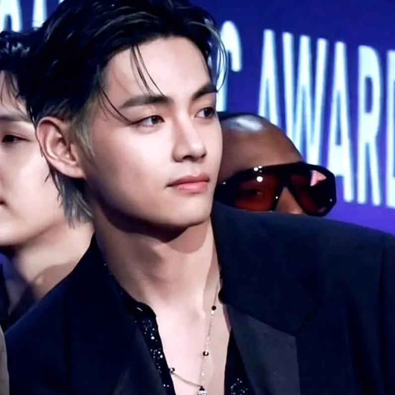 뷔 (방탄소년단)의 최신 사진