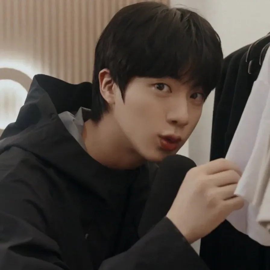 Momen yang diabadikan oleh penggemar Jin (BTS)