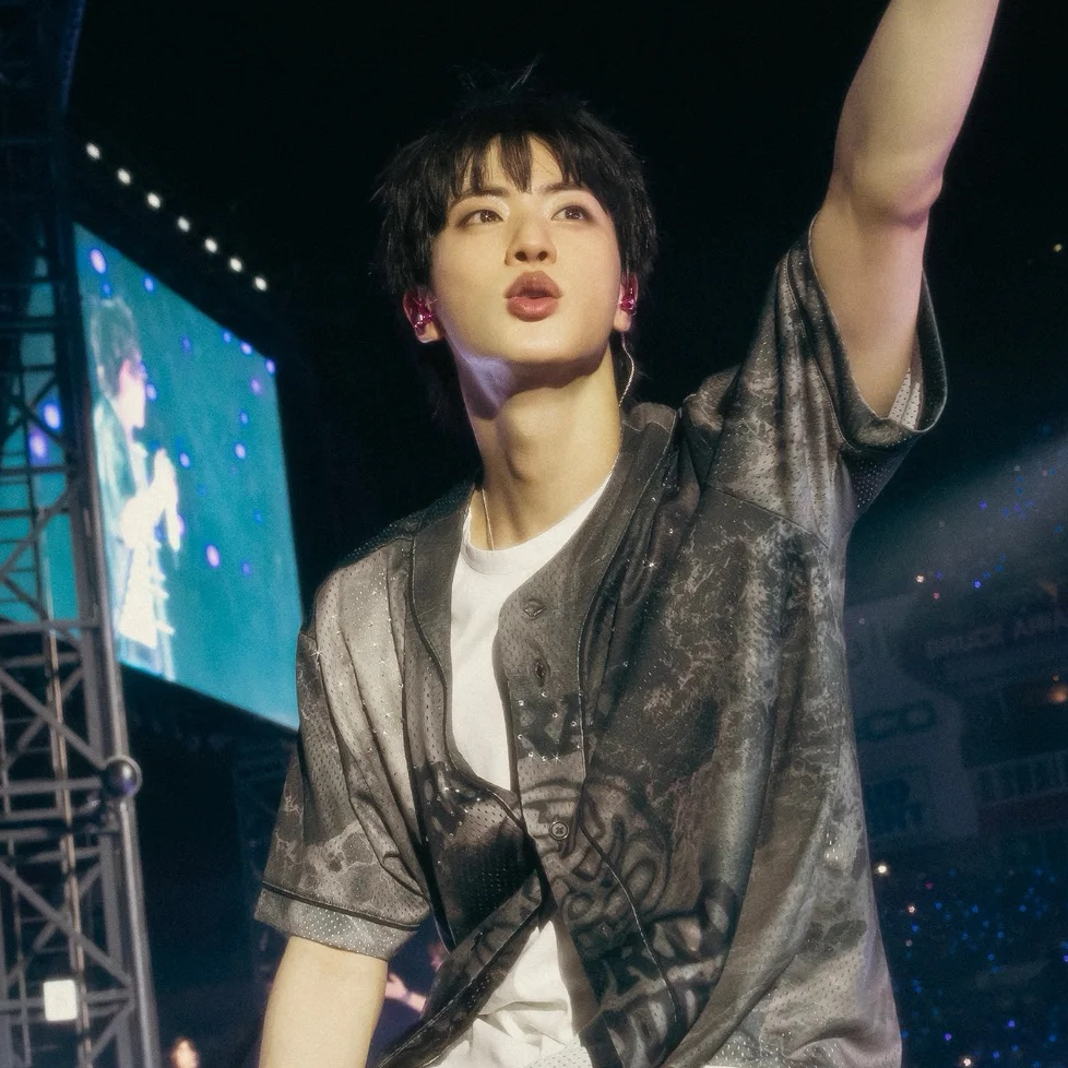 Foto aktivitas terbaru Jin (BTS)