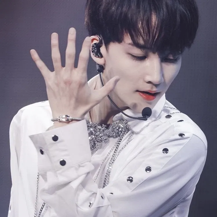 Latest photo of Jeonghan (SEVENTEEN)