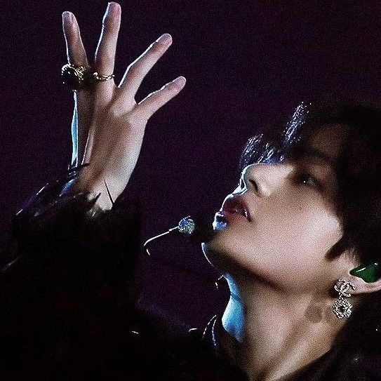 V (BTS)の舞台裏ショット