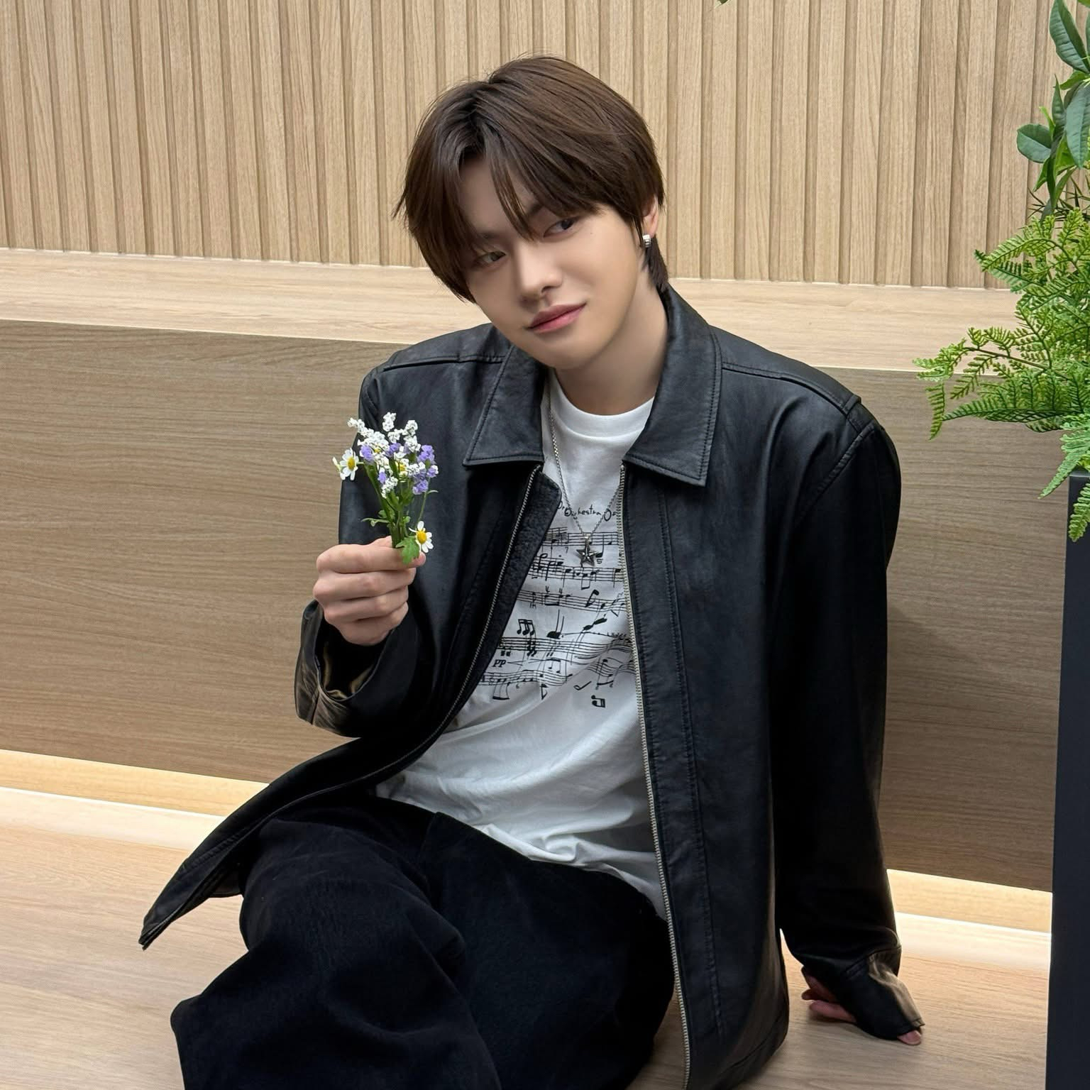 Foto terbaru Lee Leo (ALPHA DRIVE ONE)