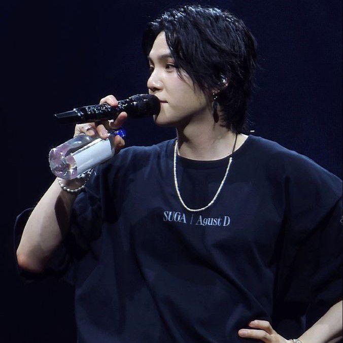 SUGA (防彈少年團)的最新照片