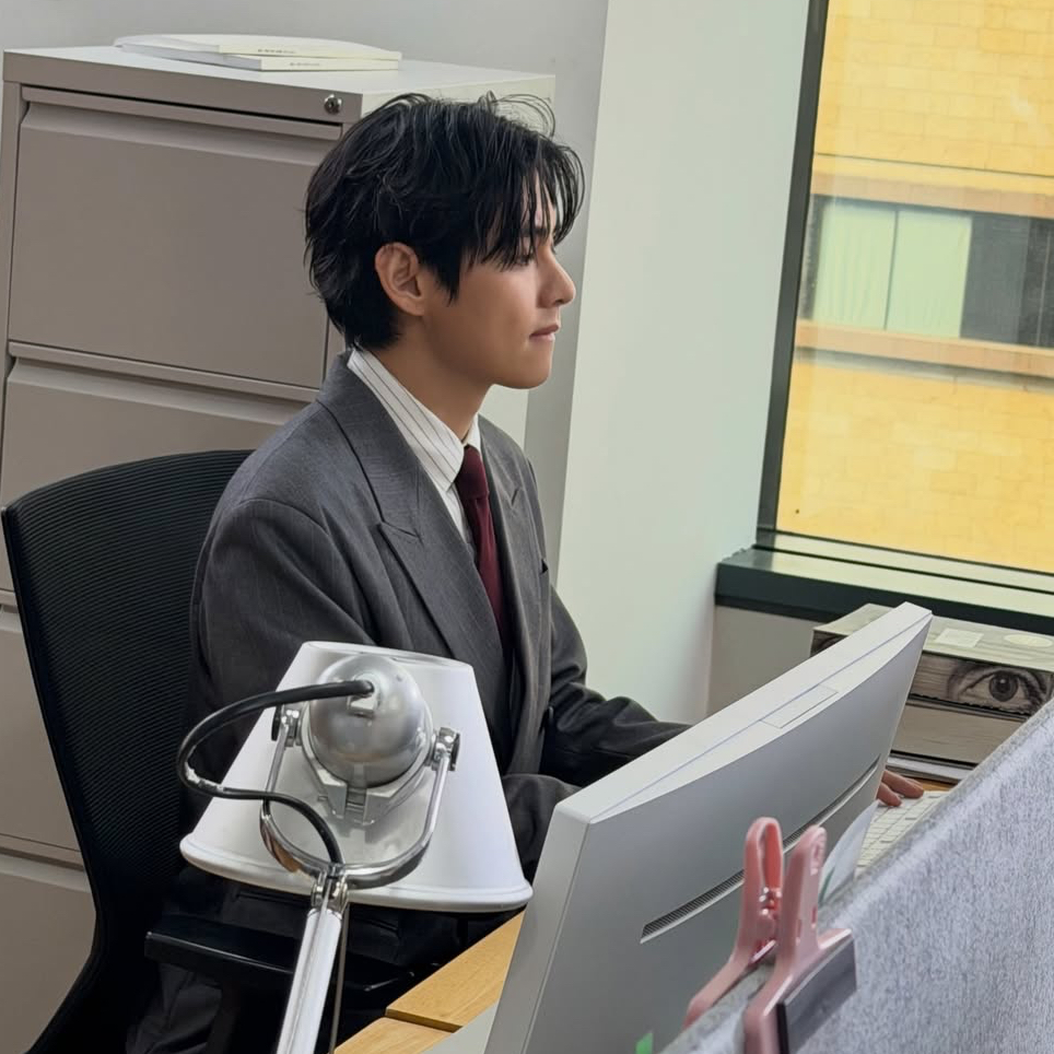 Behind-the-scenes cut of V (BTS)