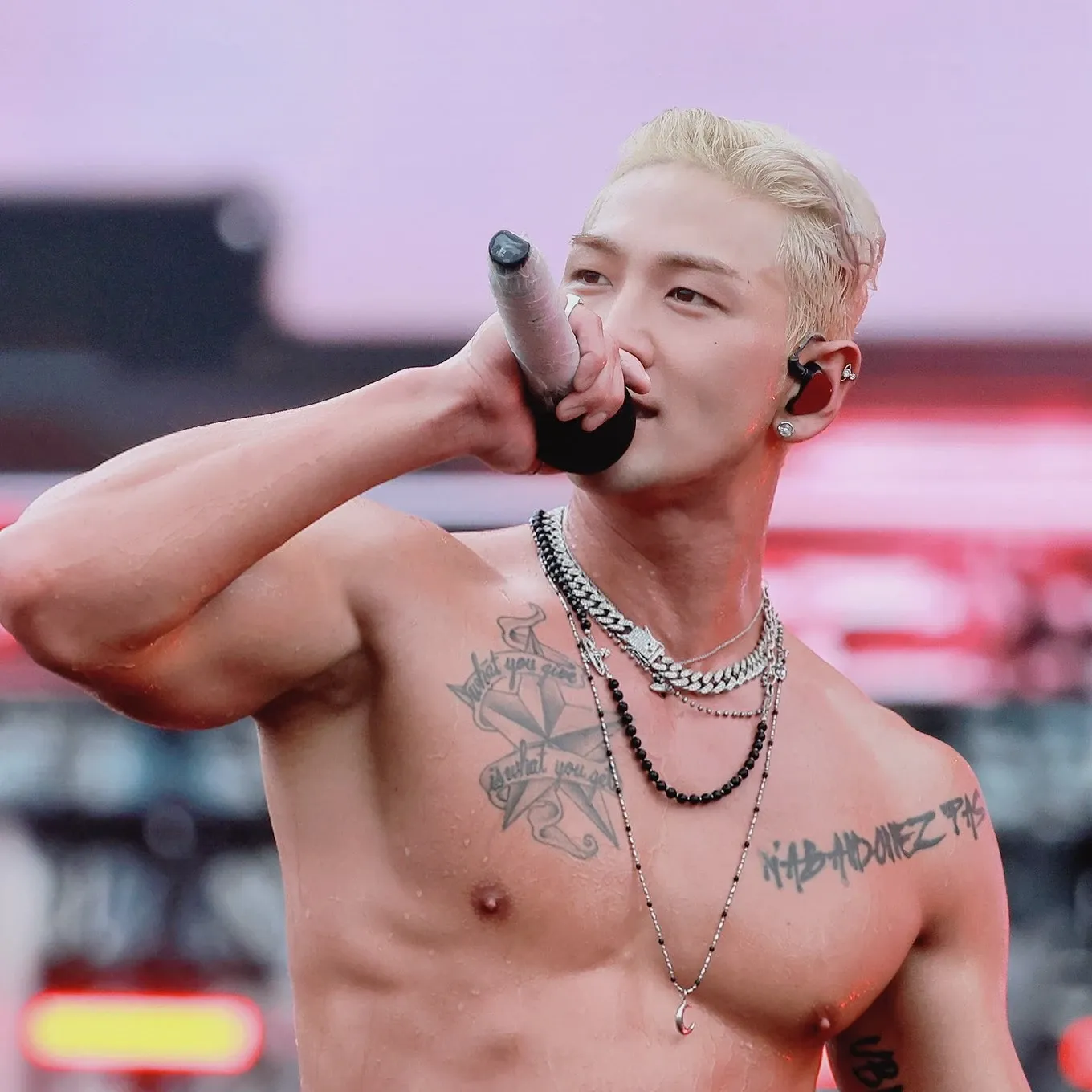 Behind-the-scenes cut of Baekho