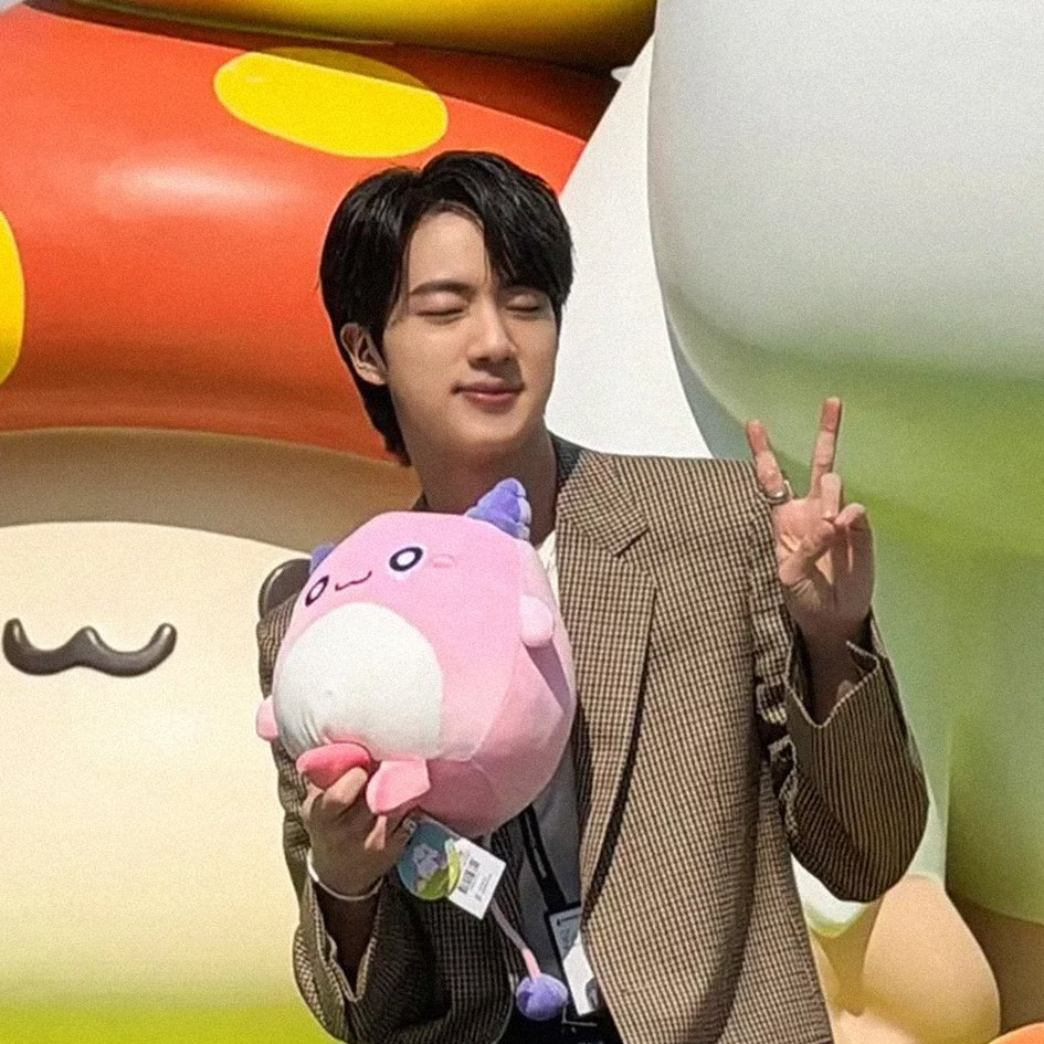 Momen yang diabadikan oleh penggemar Jin (BTS)