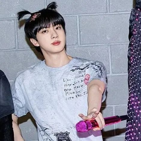 Foto aktivitas terbaru Jin (BTS)