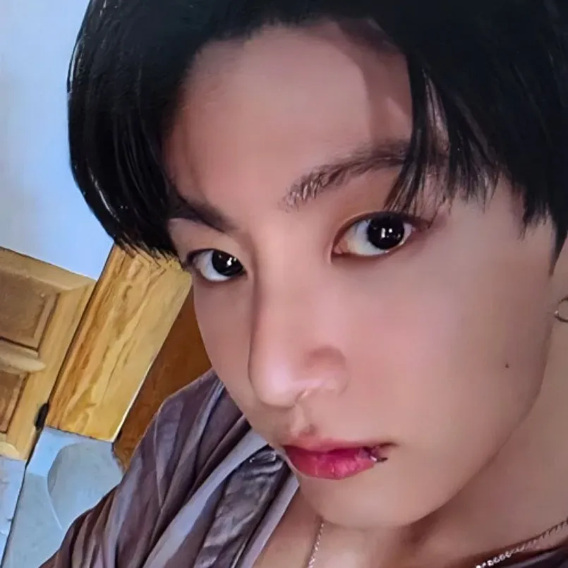 Foto aktivitas terbaru Jungkook (BTS)