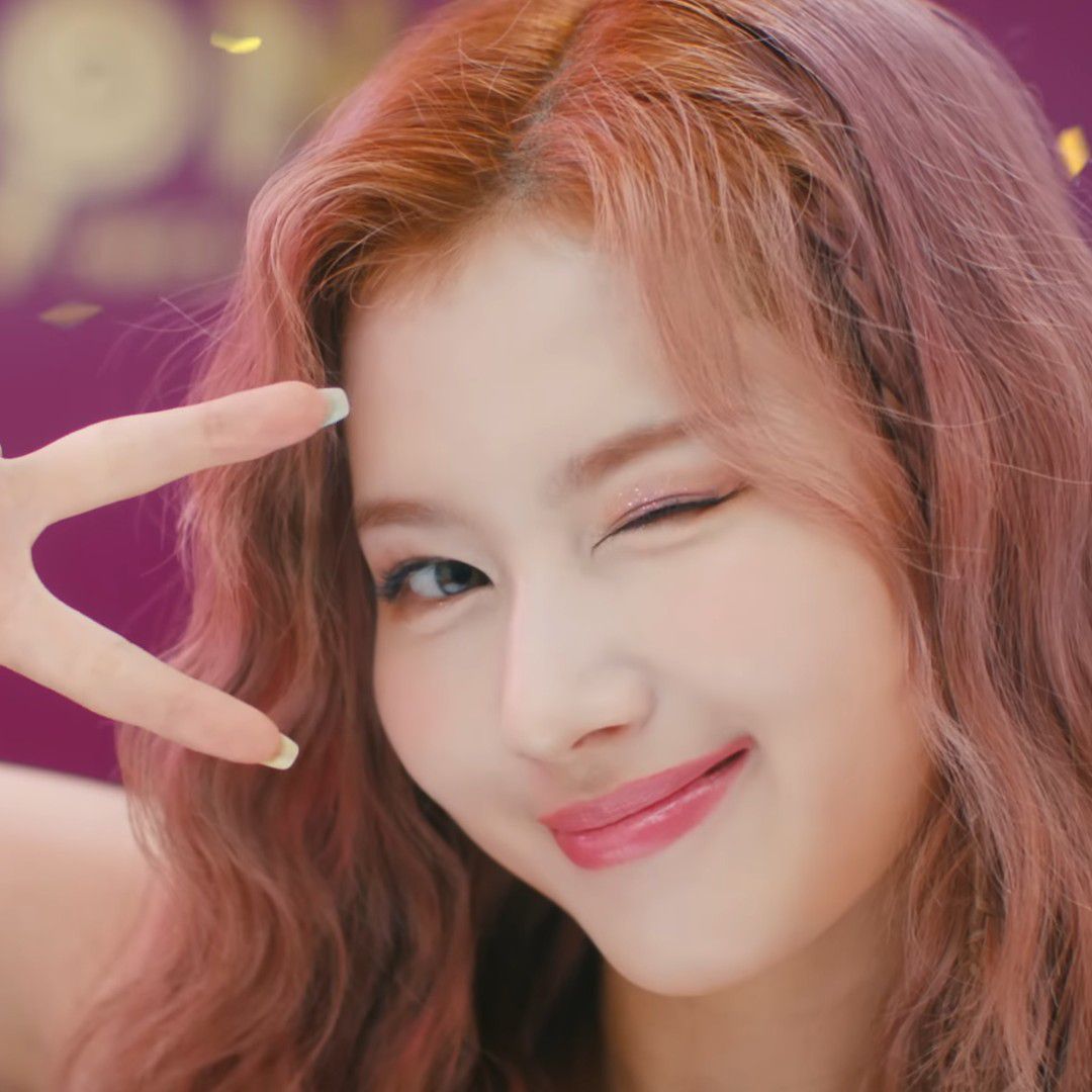 Potret di balik layar Sana (TWICE)