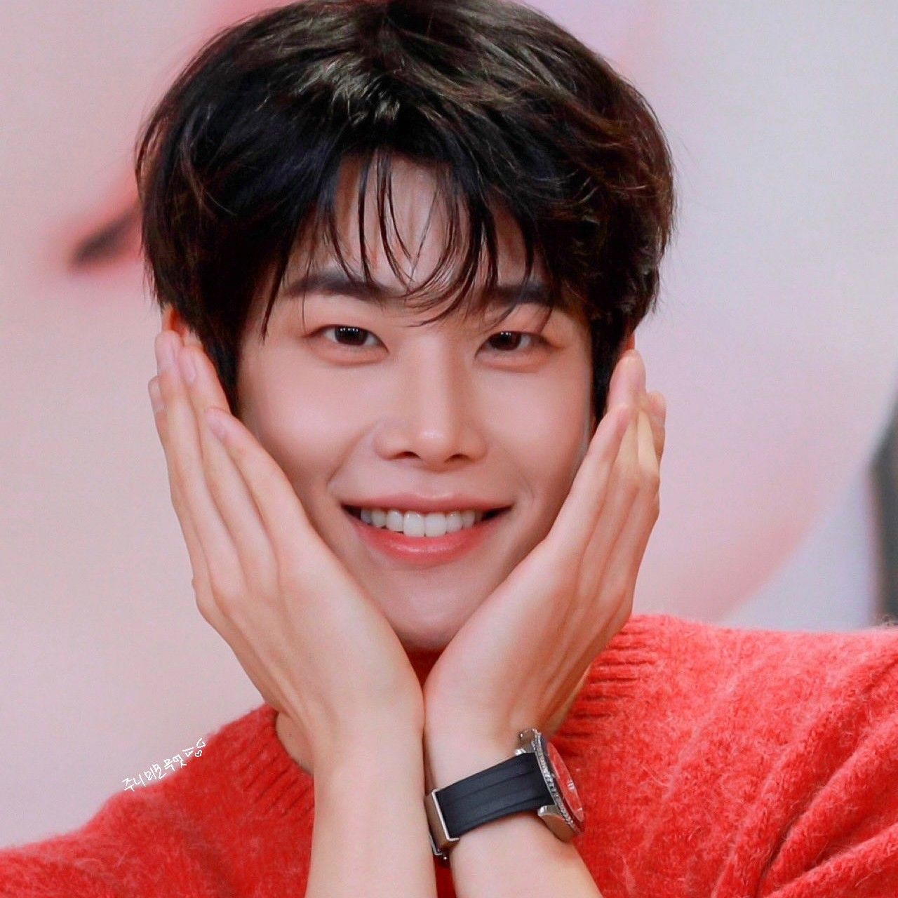 A moment captured by MJ (ASTRO)'s fan